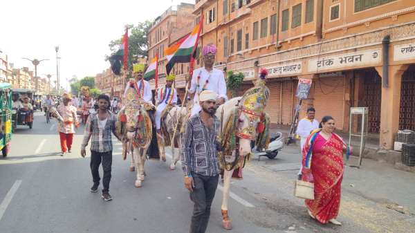 राजस्थान जैन साहित्य परिषद जयपुर के तत्वावधान में आज सुबह 7 बजे जिन वाणी रथयात्रा निकाली गई।