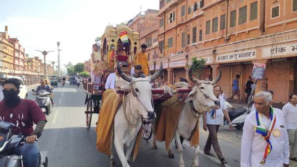 भजनों की स्वर लहरियों पर श्रद्धालुओं ने नृत्य भी किया। वहीं मार्ग में जगह-जगह श्रद्धालुओं ने आरती उतारी। इसके बाद संघीजी मंदिर में धर्म सभा का आयोजन किया गया।