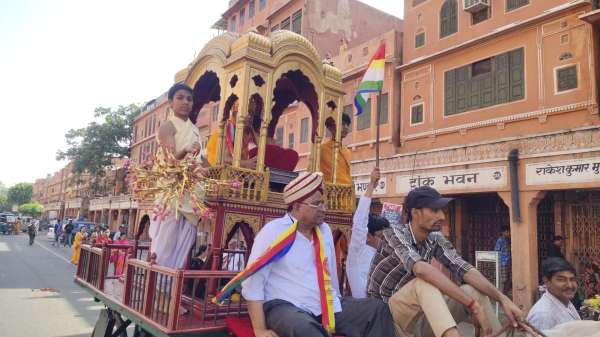 घी वालों का रास्ता स्थित श्री दिगम्बर जैन मंदिर तेरापंथी बड़ा मंदिर से निकली जिनवाणी रथयात्रा विभिन्न मार्गों से होती हुई मनिहारों का रास्ता स्थित दिगंबर जैन मंदिर संघीजी आकर संपन्न हुई।