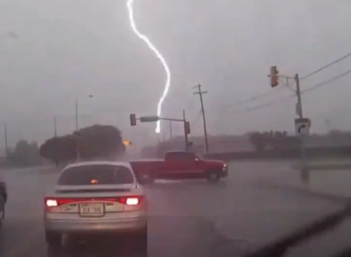 lightning_strikes_traffic_light.jpg