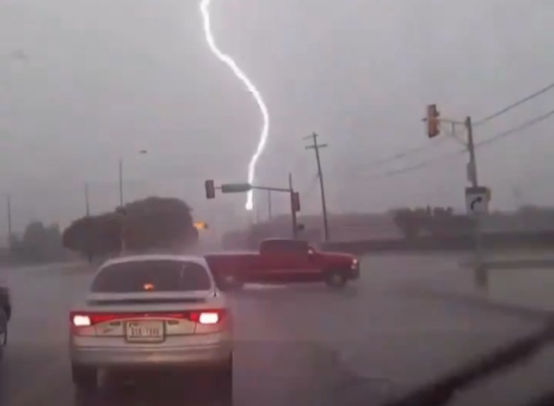 lightning_strikes_traffic_light.jpg