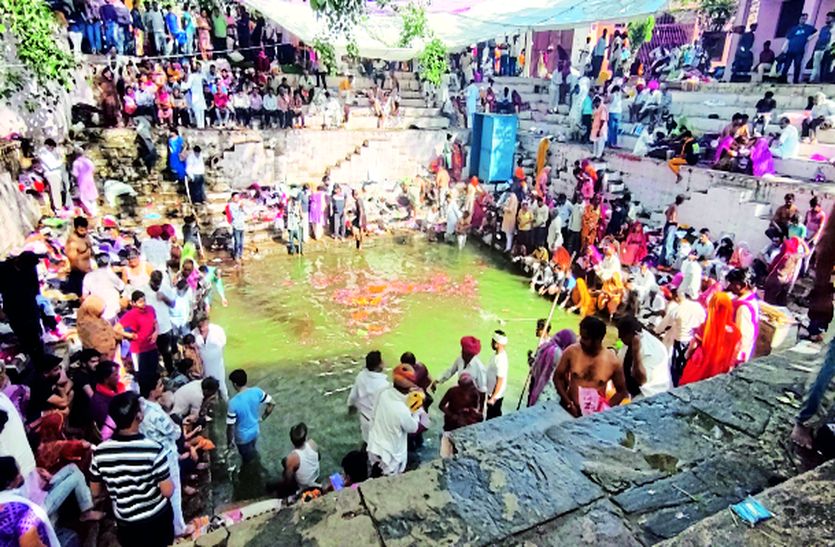सुधाबाय गया कुंड में सैकड़ों श्रद्धालुओं ने लगाई डुबकी