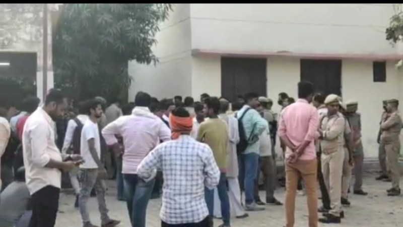अस्पताल में जुटी लोगों की भीड़ परिजनों को समझाती पुलिस
