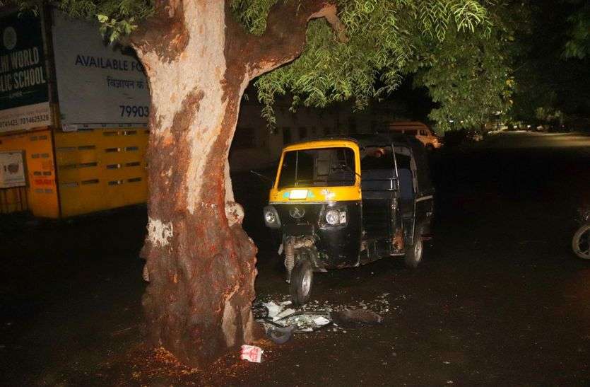 देर रात...पेड़ से टकराई बाइक, युवक की मौत, ऑटो रिक्शा चालक घायल