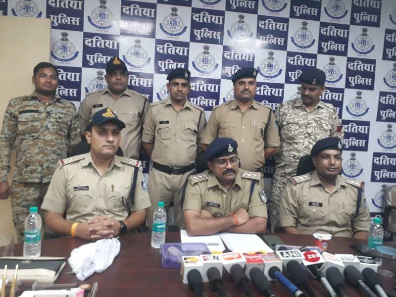 दो युवकों ने दोस्तों को गांव बुलाया, रात में चटकाए नौ घरों के ताले