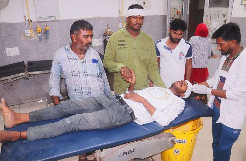 देर रात...पेड़ से टकराई बाइक, युवक की मौत, ऑटो रिक्शा चालक घायल