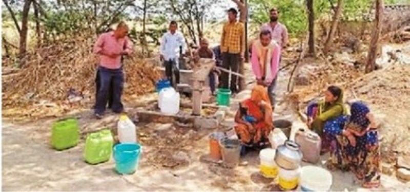 पेयजल संकट: एक हैंडपंप के भरोसे दर्जनों परिवार