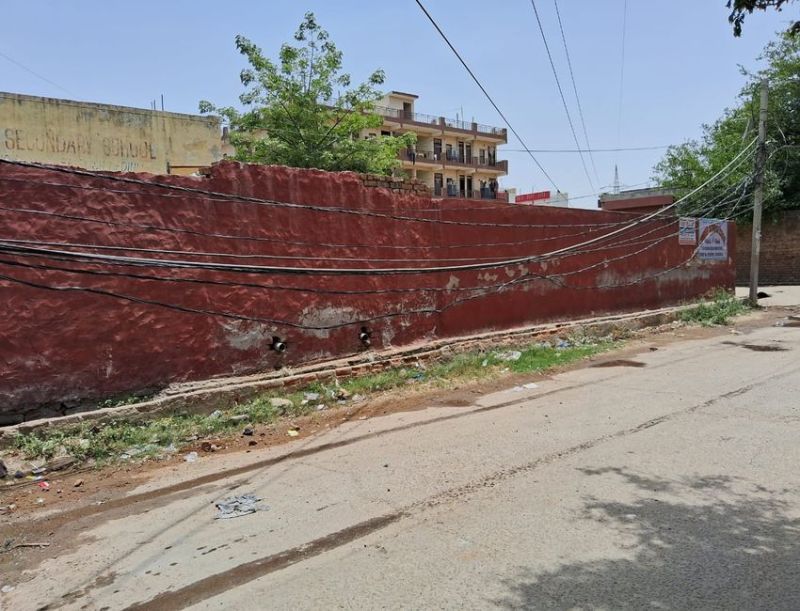 घनी आबादी क्षेत्र में बिजली के झूलते तारों से करंट का खतरा