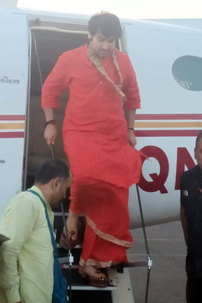 SURAT BIG NEWS: सूरत एयरपोर्ट पर पं. धीरेंद्र शास्त्री का स्वागत