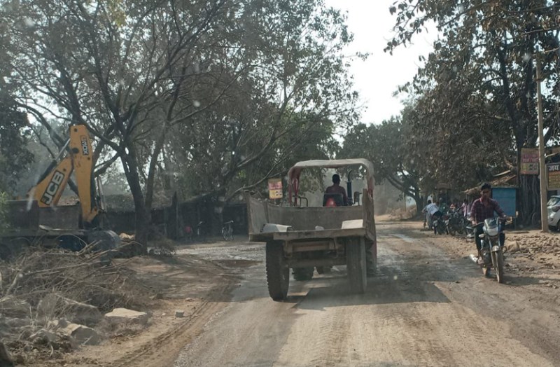 गौण खनिज के के परिवहन में खुलेआम दौड़ रही बिना नंबर की ट्रेक्टर