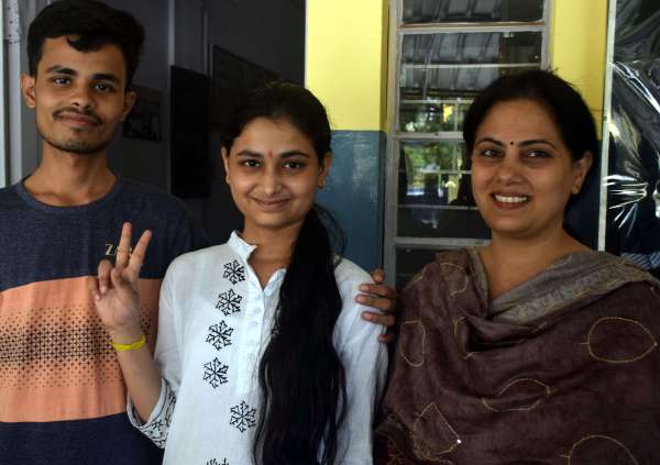 दोनो बहने टॉपर   एम पी बोर्ड दसवी बारहवी 