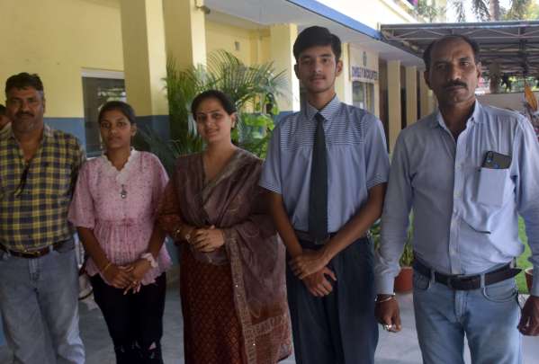 दोनो बहने टॉपर   एम पी बोर्ड दसवी बारहवी  