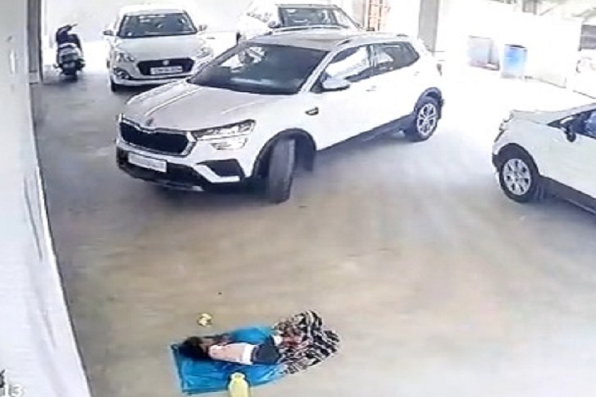 पार्किंग में सो रही बच्ची पर चढ़ाई कार, मौके पर ही मौत, CCTV फुटेज वायरल