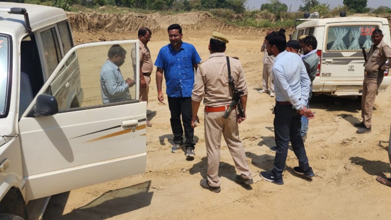 Unnao news: खनन माफियाओं के बुलंद हौसले, वीडियो बना रहे लेखपाल को जान बचाकर भागना पड़ा