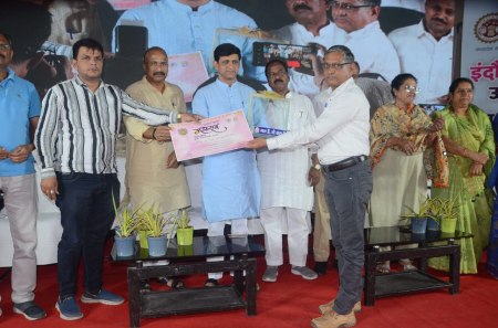 जल संवर्धन के लिए काम करने वालों का सम्मान करते महापौर पुष्यमित्र भार्गव