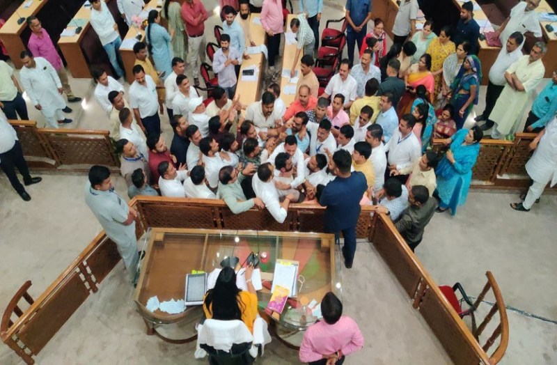 सदन में पार्षदों के बीच हाथापाई और धक्का—मुक्की, रो पड़ी महिला पार्षद