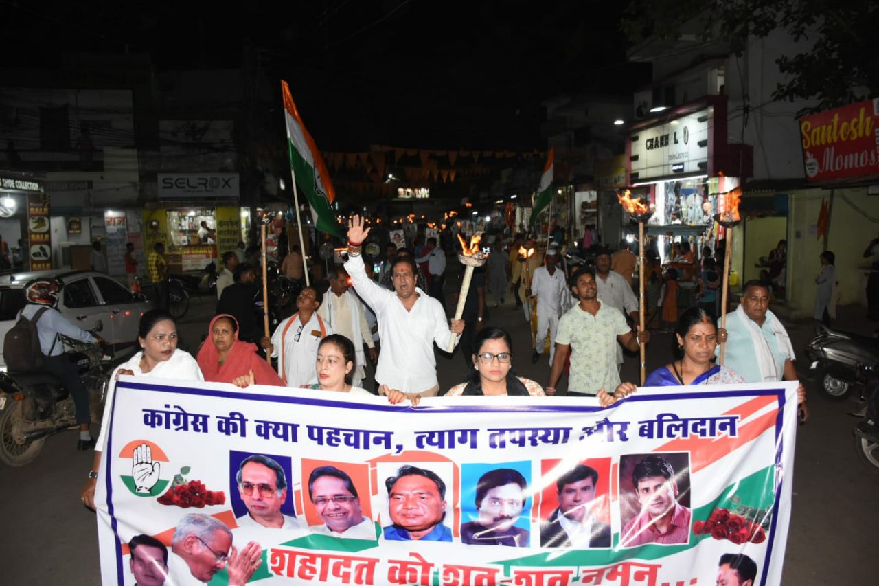 Watch video : मशाल रैली निकालकर दी श्रद्धांजलि