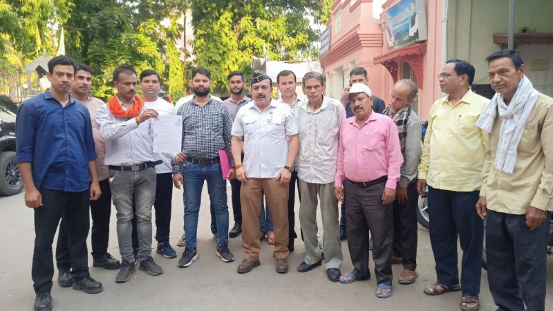 पूर्व सैनिक बोले- हमें टॉयलेट साफ करने व पानी डालने को कहते हैं