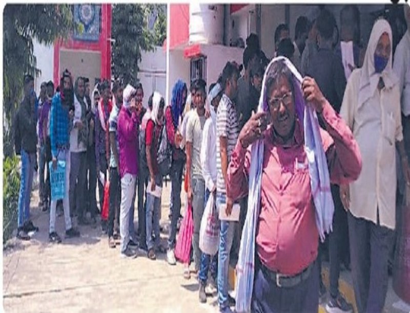 नौकरी के लिए आवेदन पोस्ट करने में छूट रहा पसीना, बाहर तक लाइन