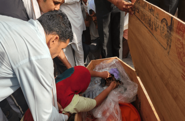 Photo gallery: - नम आंखों से सैनिक को दी अंतिम विदाई, अंत्येष्टि में उमड़े लोग