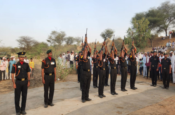 Photo gallery: - नम आंखों से सैनिक को दी अंतिम विदाई, अंत्येष्टि में उमड़े लोग