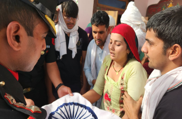 Photo gallery: - नम आंखों से सैनिक को दी अंतिम विदाई, अंत्येष्टि में उमड़े लोग