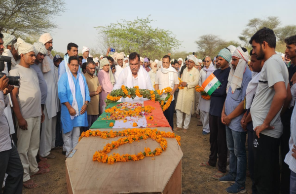 Photo gallery: - नम आंखों से सैनिक को दी अंतिम विदाई, अंत्येष्टि में उमड़े लोग