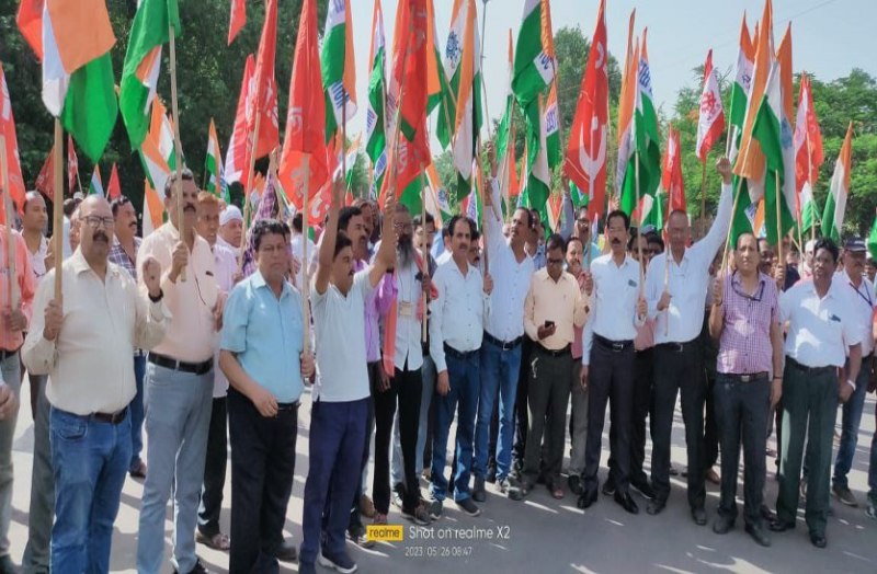 वेज रिवीजन की मांग को लेकर बीएसपी के संयुक्त यूनियन ने एक्यूपमेंट चौक में प्रबंधन के खिलाफ उठाया झंडा