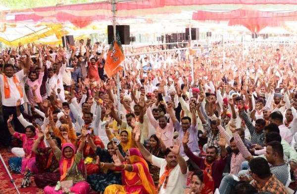 भाजपाई को कलेक्ट्रेट में घुसने के लिए करनी पड़ी मशक्कत