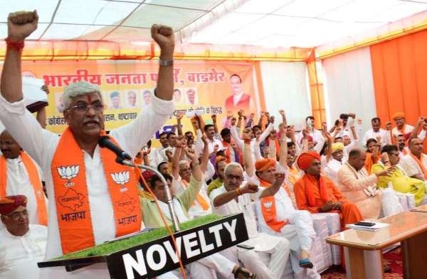 भाजपाई को कलेक्ट्रेट में घुसने के लिए करनी पड़ी मशक्कत