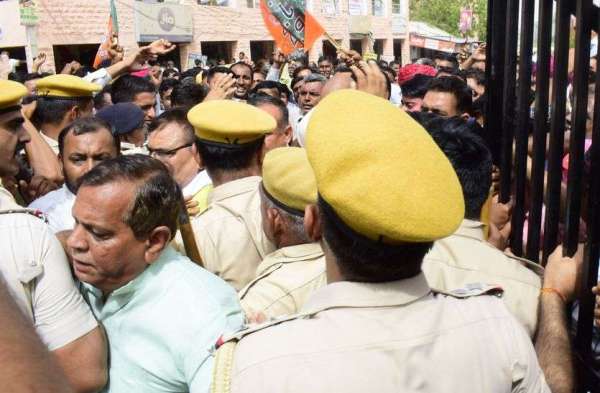 भाजपाई को कलेक्ट्रेट में घुसने के लिए करनी पड़ी मशक्कत