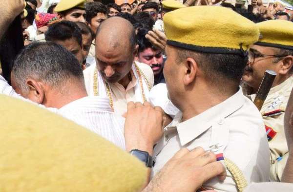 भाजपाई को कलेक्ट्रेट में घुसने के लिए करनी पड़ी मशक्कत