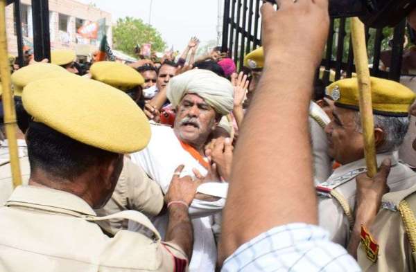 भाजपाई को कलेक्ट्रेट में घुसने के लिए करनी पड़ी मशक्कत