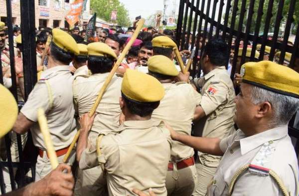 भाजपाई को कलेक्ट्रेट में घुसने के लिए करनी पड़ी मशक्कत