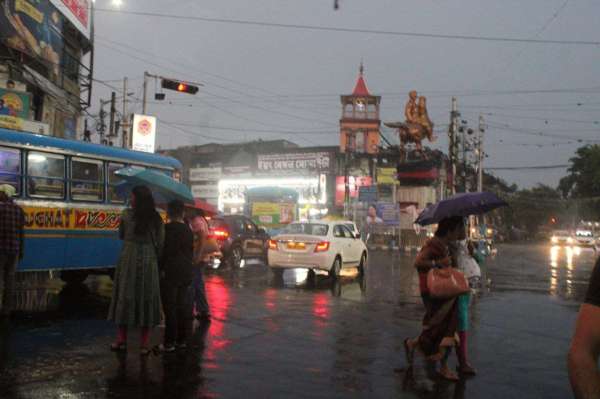 दिनभर उमस-धूप के बाद शाम को बरसी राहत