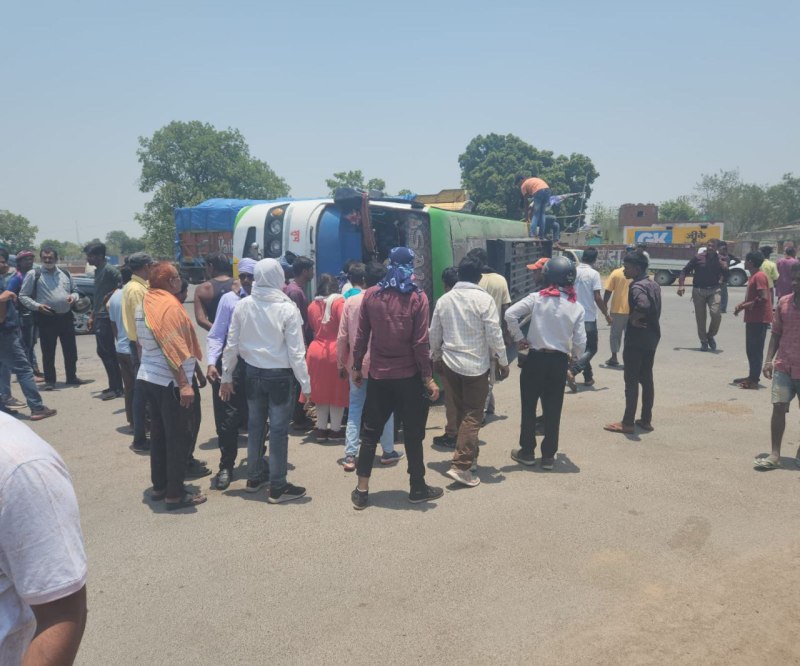 जेंजरा चौक पर बस ट्रेलर से टकराकर पलटी, 12 यात्री घायल, दो गंभीर