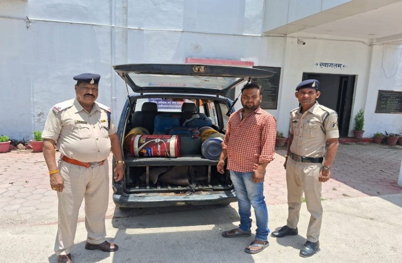 When the old van opened the door, the police got shocked. Thief was