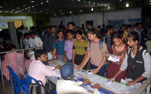 युवाओ ने तलाशे रोजगार   