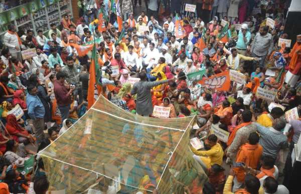 *मच्छरदानी के अंदर बैठकर भाजपा नेताओं ने की नारेबाजी* 