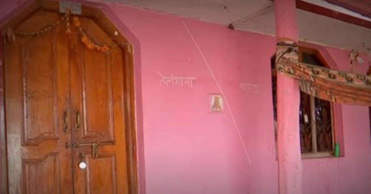 house_divide_by_chalk_mark_at_maharashtra_telangana_border.jpg