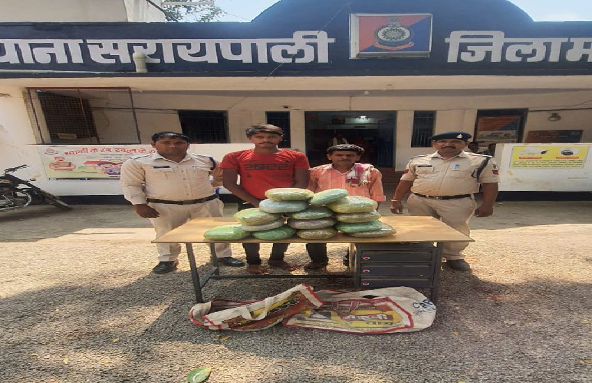 बस स्टैंड में 14 किलो गांजा के साथ दो तस्कर गिरफ्तार