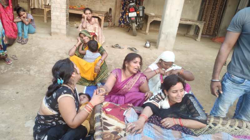 दुर्घटना के बाद रोते बिलखते परिजन