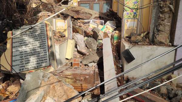 नाहरगढ़ रोड में 150 साल पुराना बरगद का पेड़ गिरने से जंगजीत महादेव मंदिर क्षतिग्रस्त हो गया।