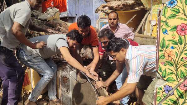 भक्तों ने आज सुबह जैसे ही मलबा हटाया तो भगवान महादेव ने साक्षात उन्हें दर्शन दिए।