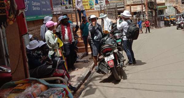 शूटिंग कार्य में जुटे युवा