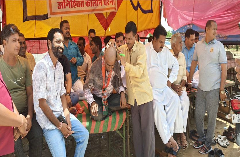 सभापति व आयुक्त के खिलाफ दो कार्यकर्ताओं ने किया अनशन