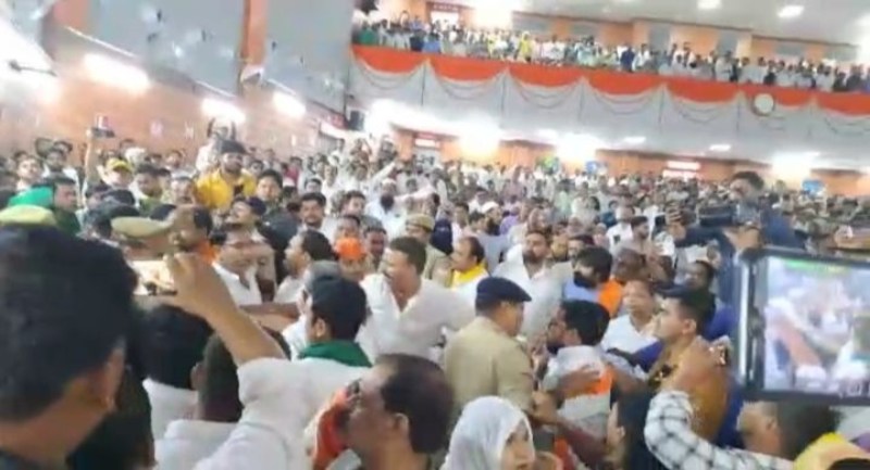 शपथ ग्रहण समारोह में मारपीट, वंदे मातरम का विरोध करने पर AIMIM पार्षदों को जमीन पर गिराकर पीटा