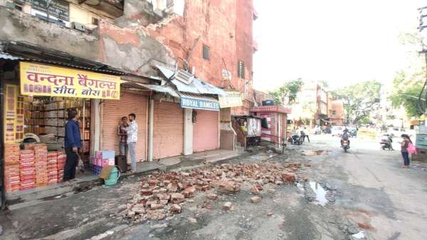 नाहरगढ़ रोड पर ही एक दुकान की ऊपर की दीवार ढह गई। इससे सड़क पर पत्थर ही पत्थर नजर आए।