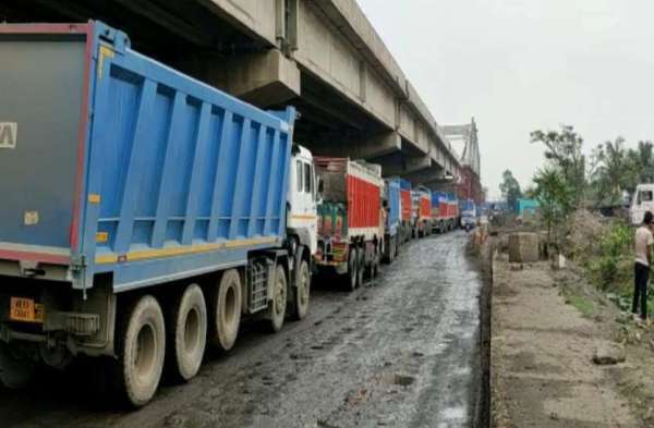 सड़क का निर्माण कार्य 2019 में शुरू हुआ था लेकिन जिस गति से निर्माण कार्य हो रहा है उससे नहीं लगता कि 2023 में इसका कार्य पूरा हो पाएगा। एक टोटो चालक का कहना है कि इस रास्ते से यात्री भरी टोटो लेकर गुजरना काफी खतरनाक है।