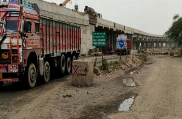 रास्ते के बदहाल दशा के कारण सड़क पर जाम भी काफी लगता है। इससे लोगों को खासी परेशानी होती है।